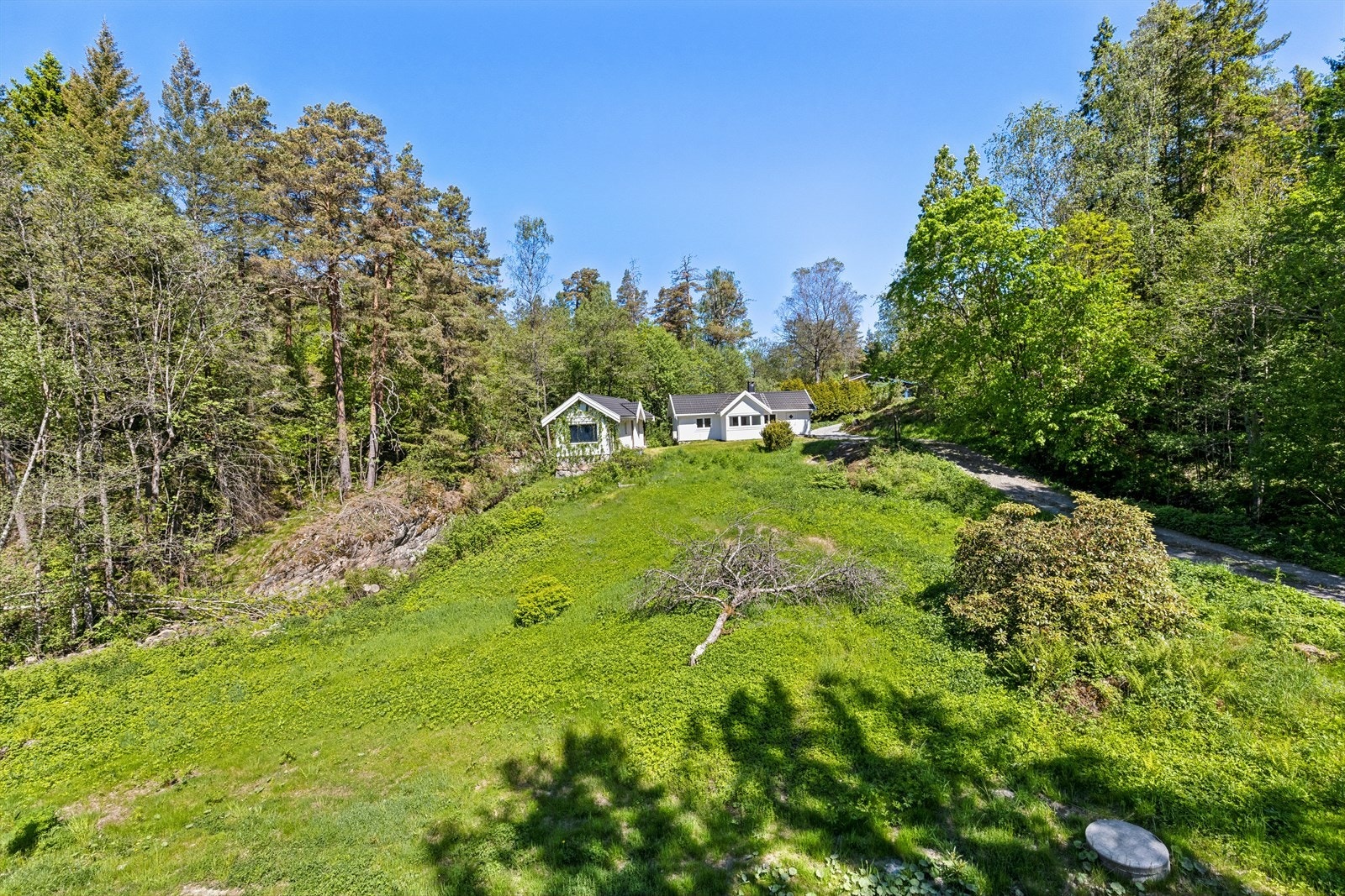 Eneboligen har stående bordkledning, og taktekkingen på forsiden ble byttet i 2012. Galleribilde