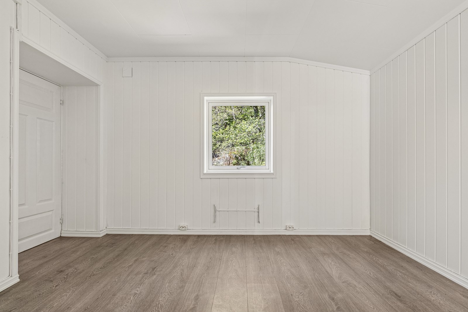 Rommet har god plass til seng og oppbevaringsløsninger. Galleribilde