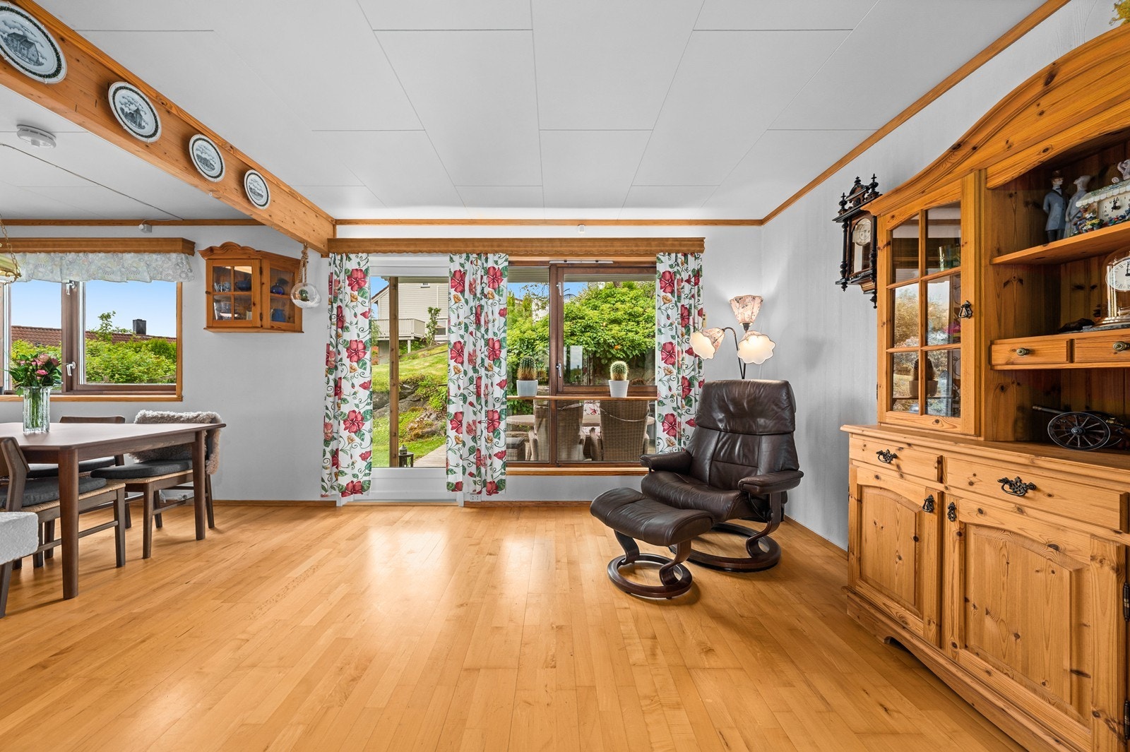 Stuen har plass til både spisebord og sofagruppe, med utgang til en sydvestvendt platting. Galleribilde