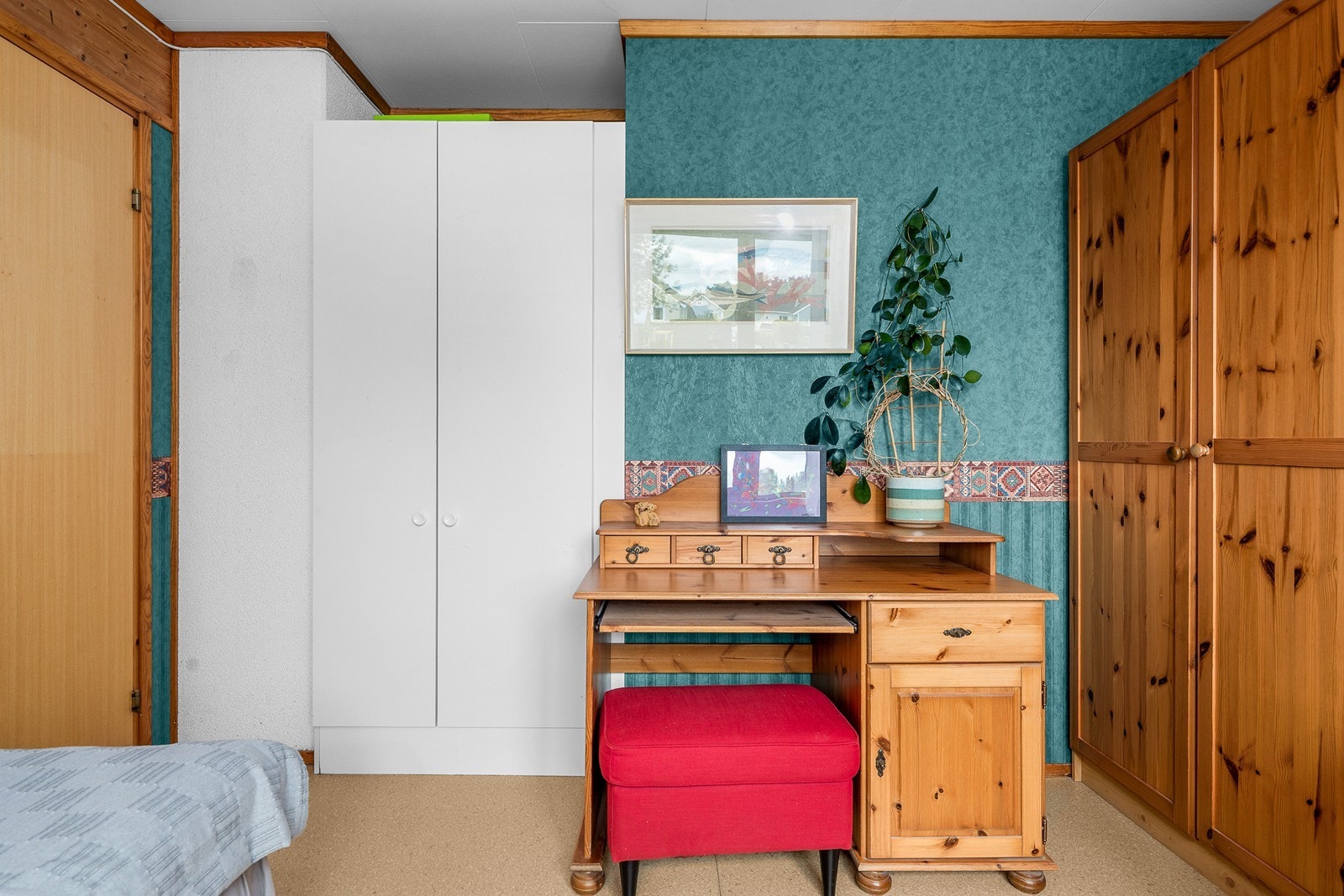 Rommet har godt med oppbevaringsplass i både frittstående og plassbygde skapløsninger. Galleribilde