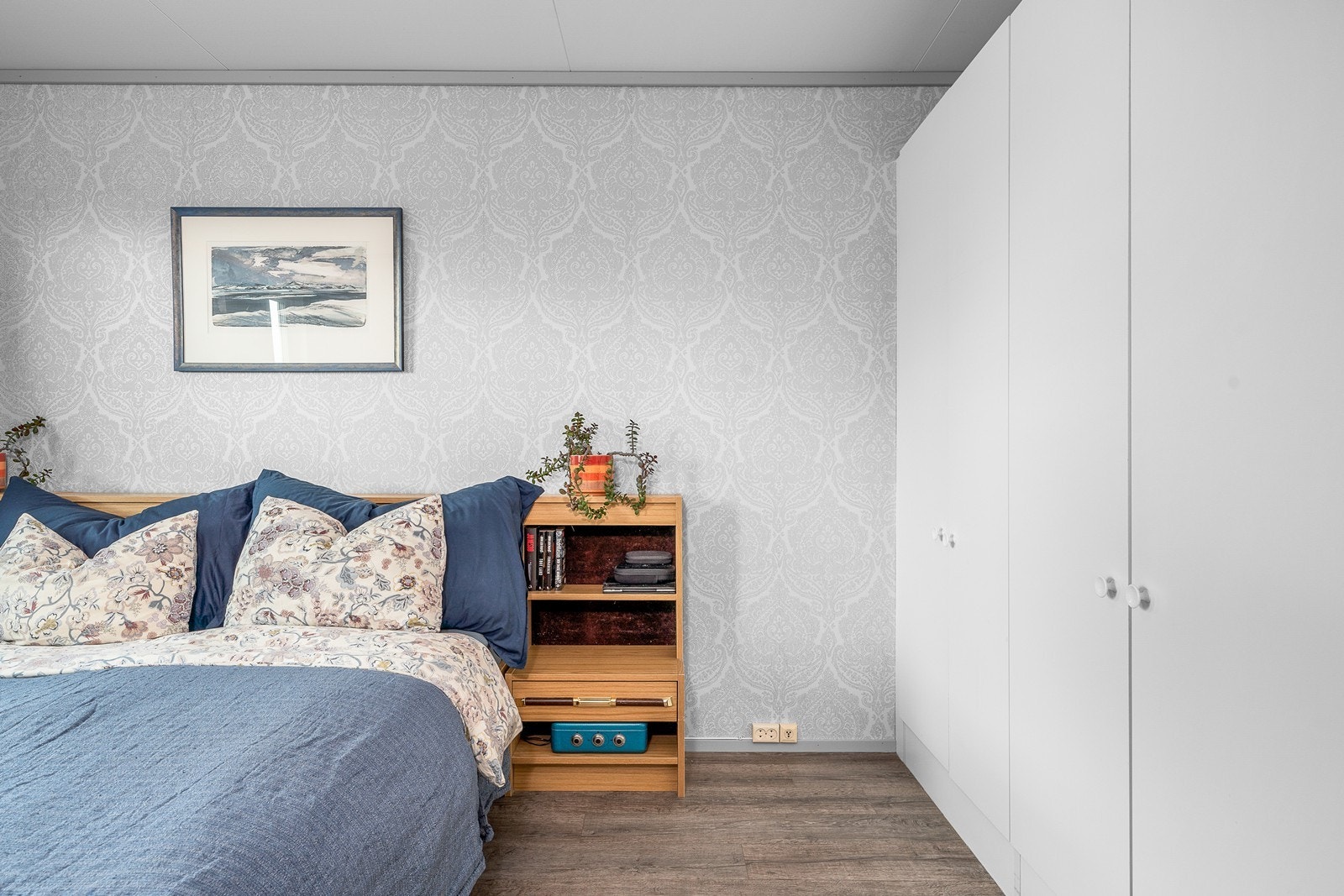 Hovedsoverommet har laminatgulv lagt i 2020 og god plass til garderobeskap. Galleribilde