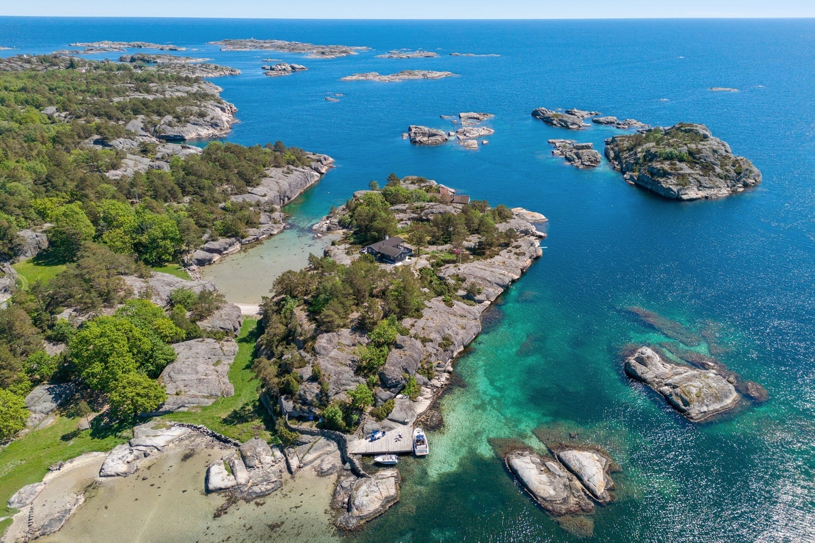 Velkommen til Hellersøya 11! Fantastisk sted - helt usjenert beliggende med vid utsikt til hav og skjærgård. Det er optimale solforhold og en praktfull tomt med lang strandlinje. Galleribilde