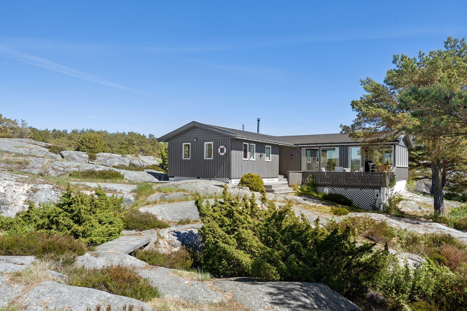 Hytten ligger praktfullt og usjenert til omkranset av en vakker naturtomt hovedsakelig bestående av fine svaberg. Galleribilde