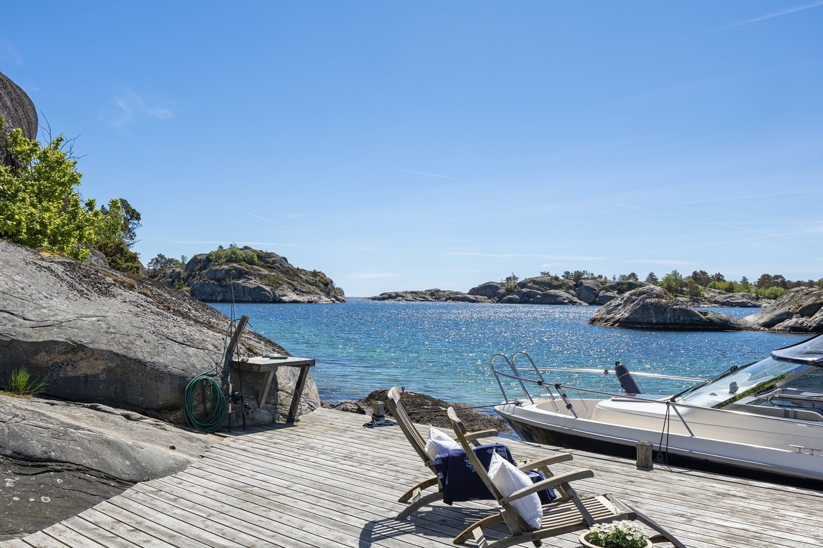 Fra brygga er det utsikt mot havet, Håholmen og Meholmen. Det er både strøm og vann. Galleribilde