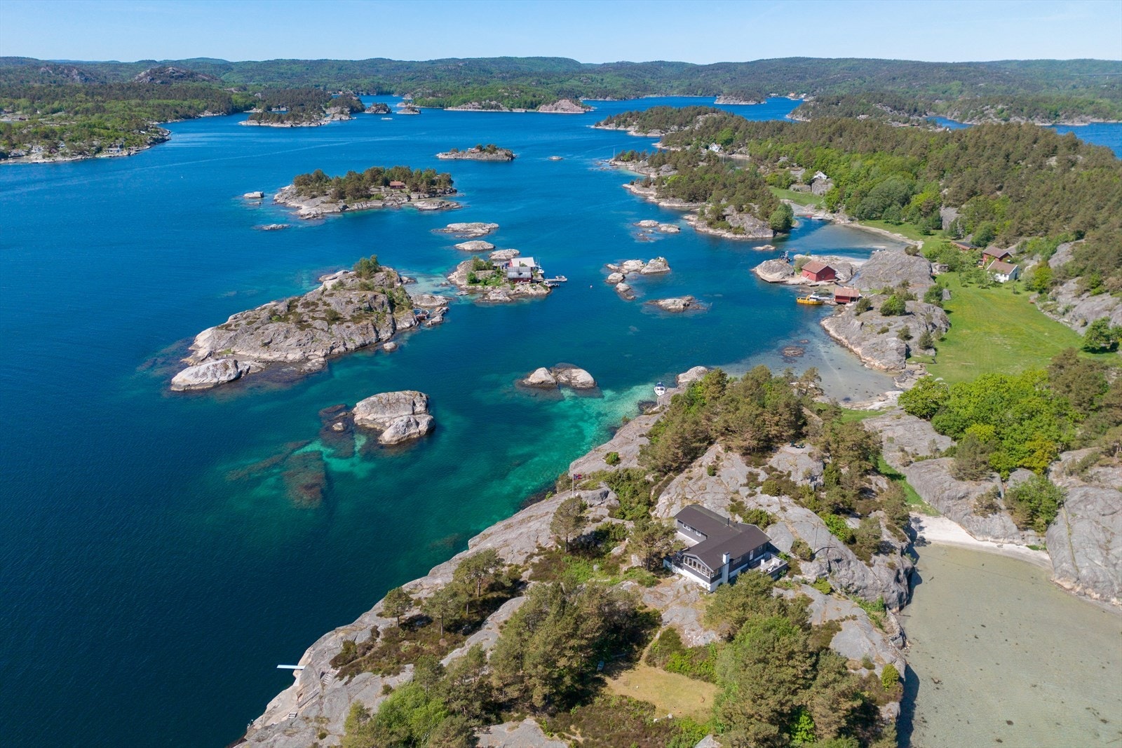 Eiendommen ligger tilbaketrukket fra båttrafikken i leia. Fra hytta er det vid utsikt innover mot holmene på innsiden og Blindelia i bakgrunnen. Galleribilde