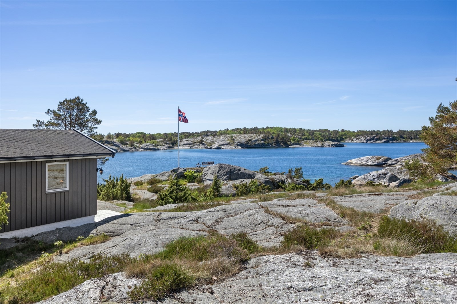 Utsikt mot vest med Meholmen nærmest og Ågerøya i bakgrunnen. Galleribilde