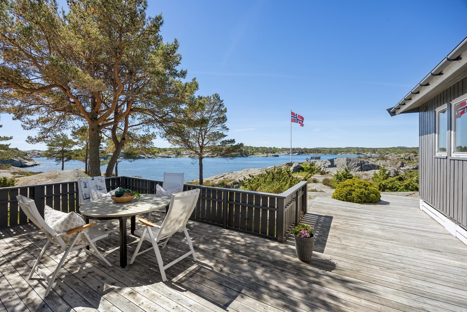 Stor terrasse vendt mot vest. Galleribilde