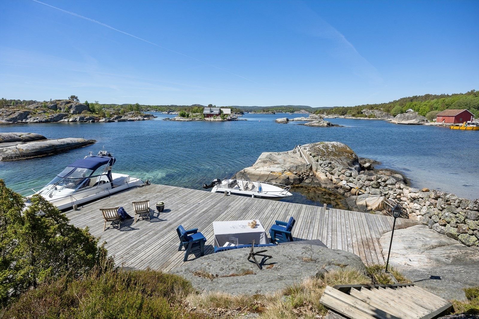 Brygga er solid bygget med god plass til fortøyning av båter. Den er et herlig, usjenert oppholdssted med fine bademuligheter for både store og små. Her er det sol fra morgen til kl. 22:30 midtsommers. Galleribilde