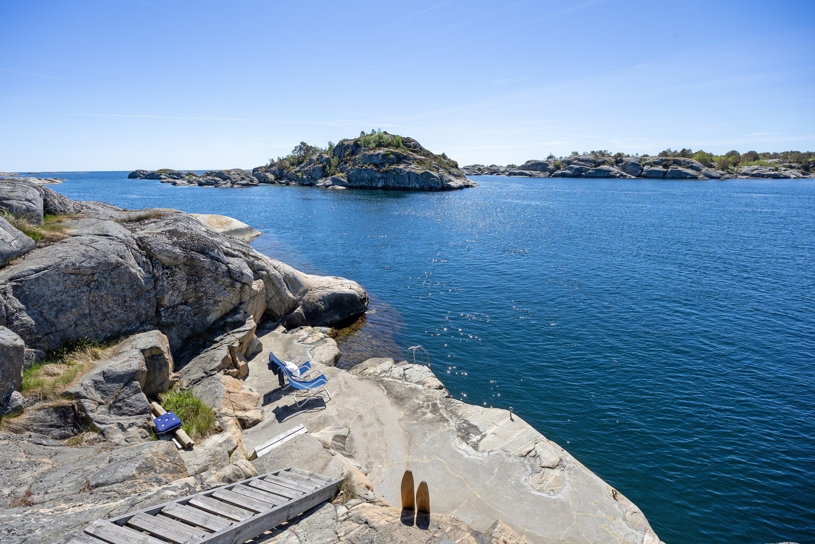 Like nedenfor hytta ligger denne fjell hylla som en naturlig brygge - unikt formet av naturen selv. Dette er et fantastisk oppholdssted hvor det også er mulig å fortøye store båter "longside". Galleribilde