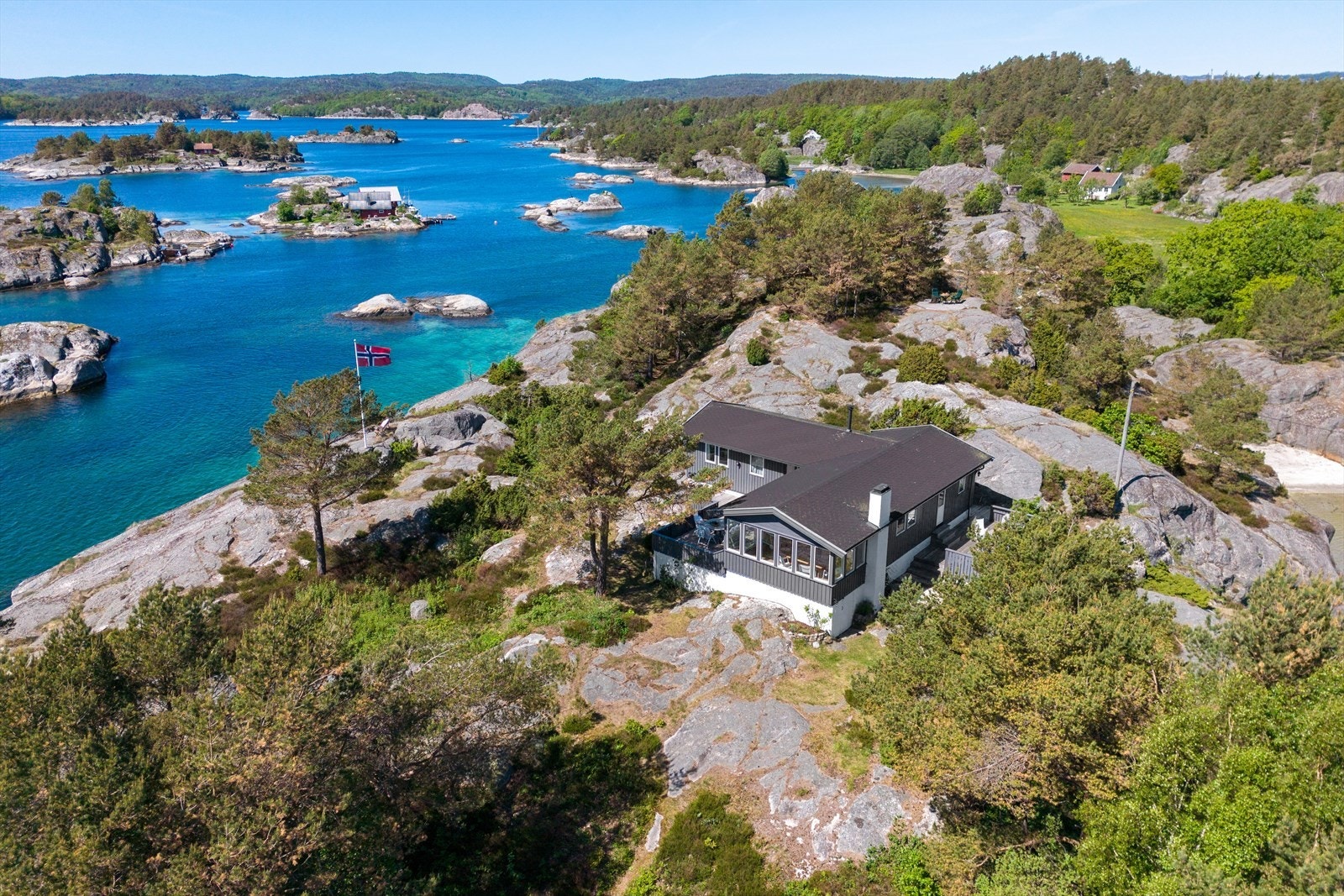 Hytta ligger helt usjenert til omkranset av flate, fine svaberg og naturlig vegetasjon. Galleribilde
