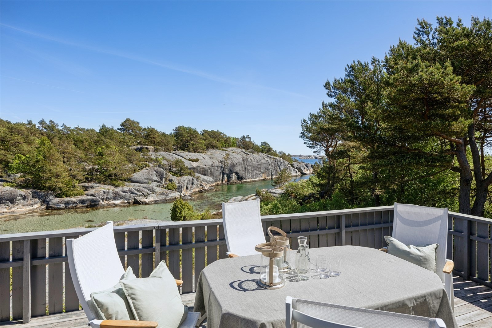 Terrassen på østsiden med utsikt til bukten og holmene utenfor Brekkestø. Galleribilde