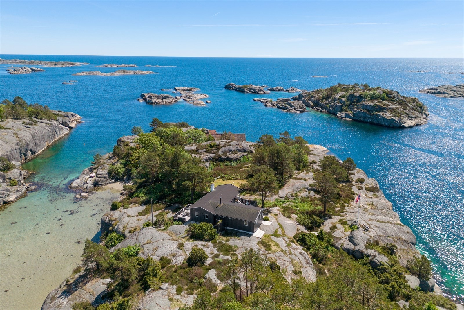 Eiendommen ligger på en odde hvor den mot øst grenser til en fin sand bukt og mot vest har utsikt mot holmene og leia. Galleribilde