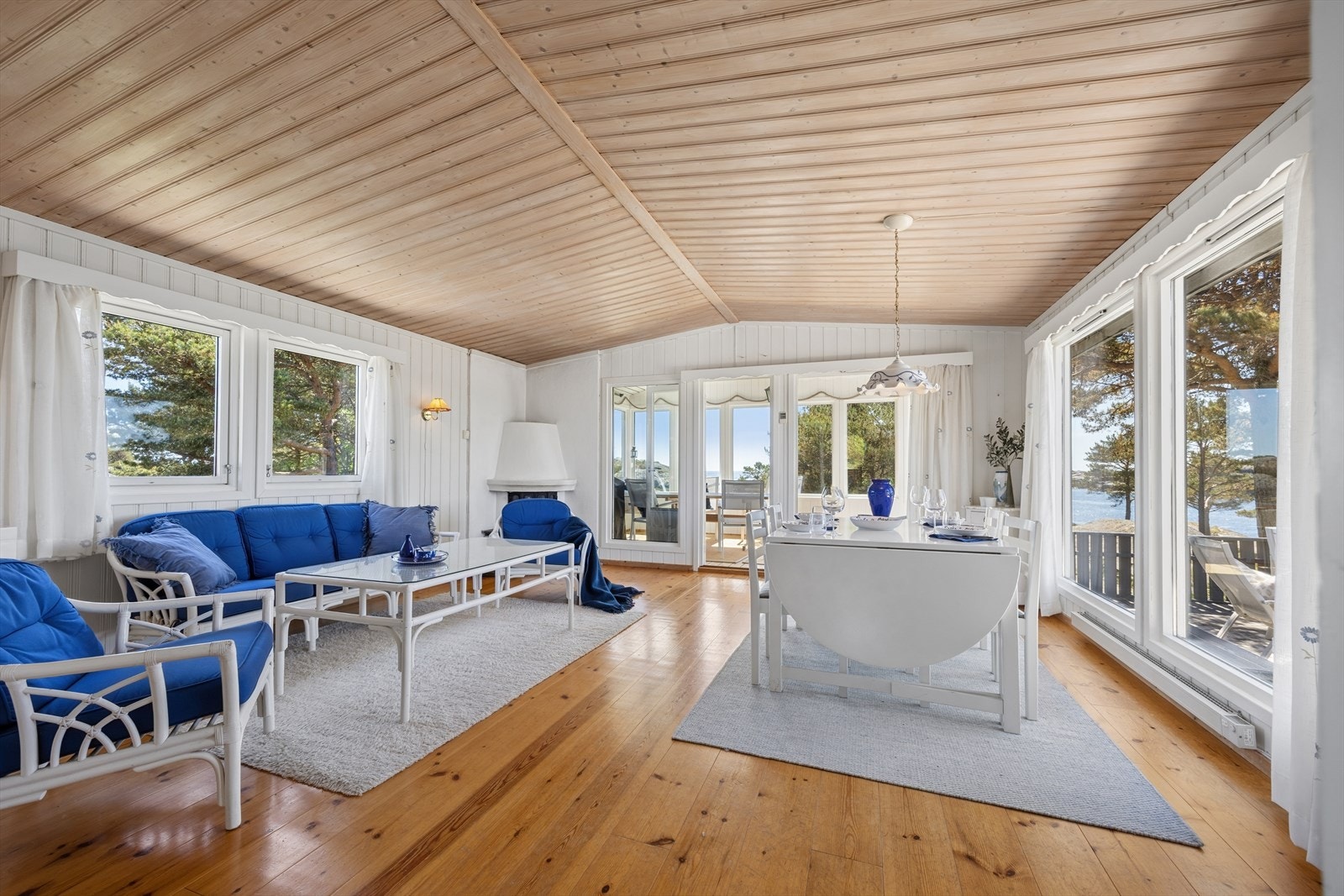 Stuen er lys og innbydende med store vindusflater. Galleribilde