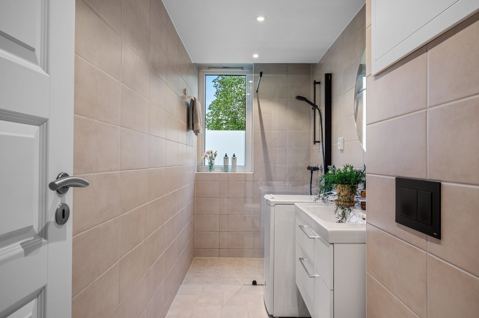 - Badet måler 4,4m² og har behagelig varme i gulv - Galleribilde