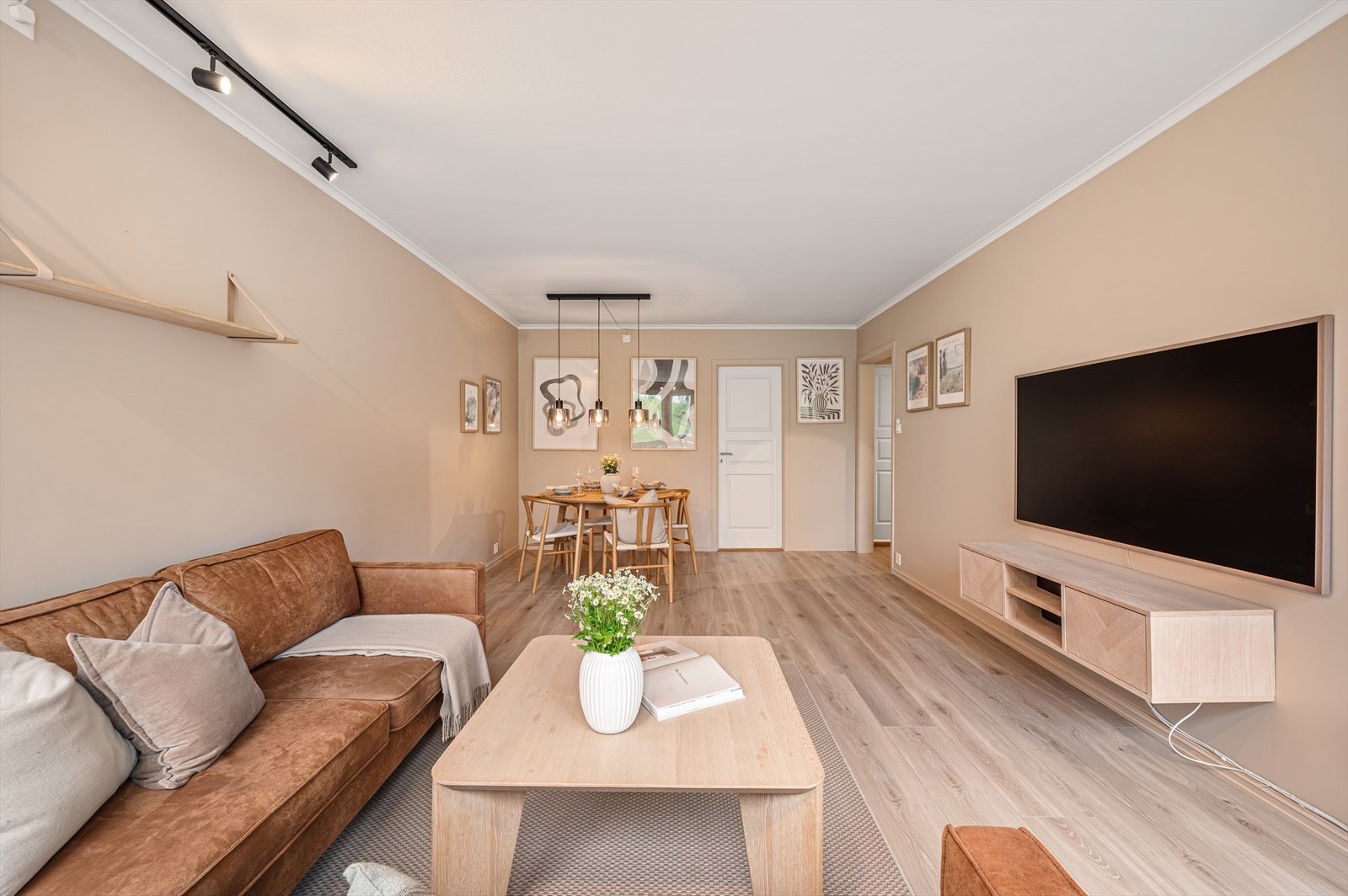 - Stuen måler 23m² og har god plass til sofagruppe og spisebord i hver sin naturlige sone - Galleribilde