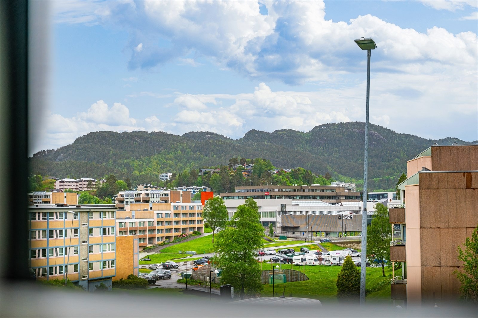 - Her våkner du til utsikt over nærområdet mot fjell - Galleribilde