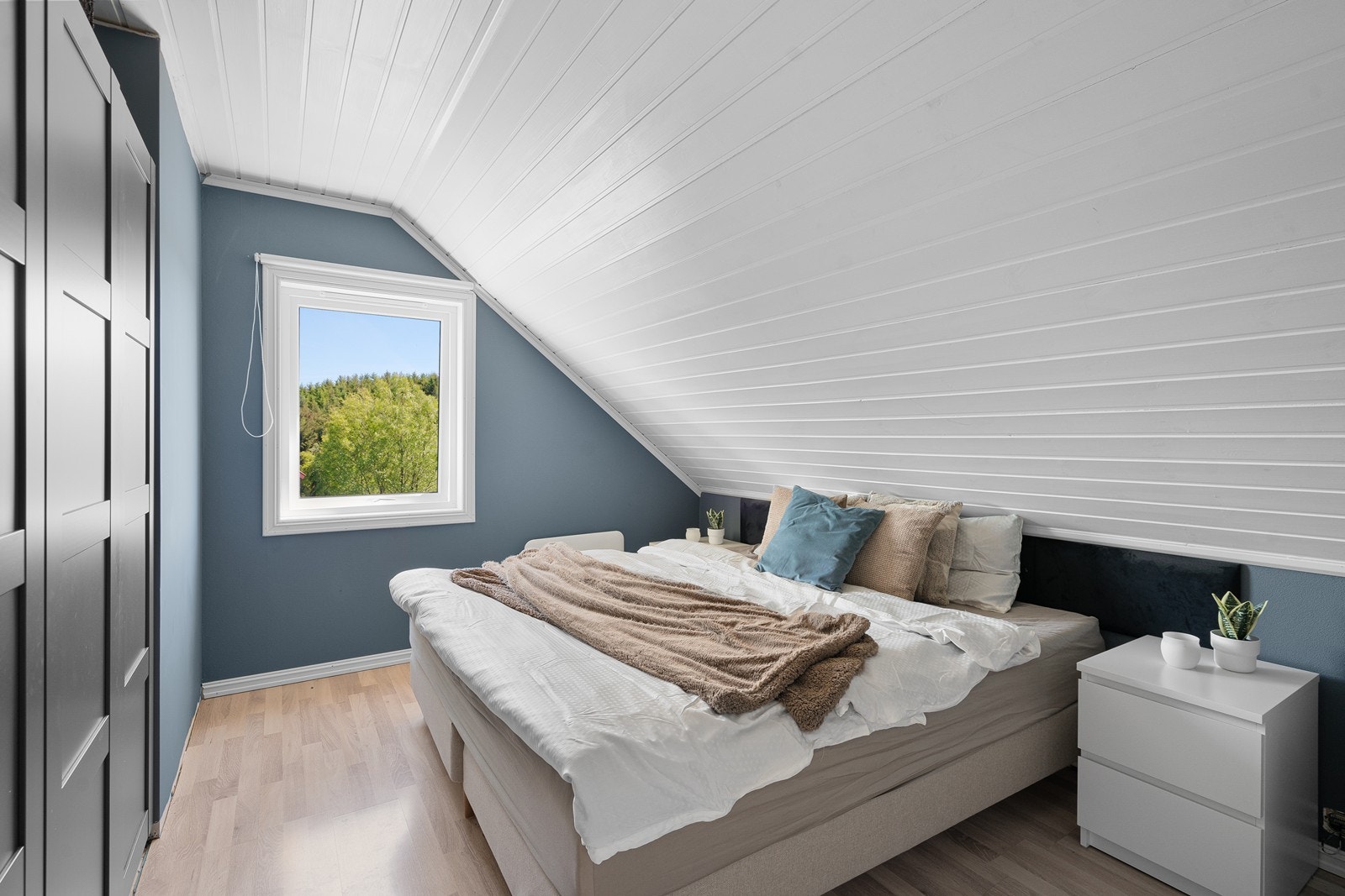 Pent hovedsoverom med god plass til dobbeltseng og garderobe. Galleribilde