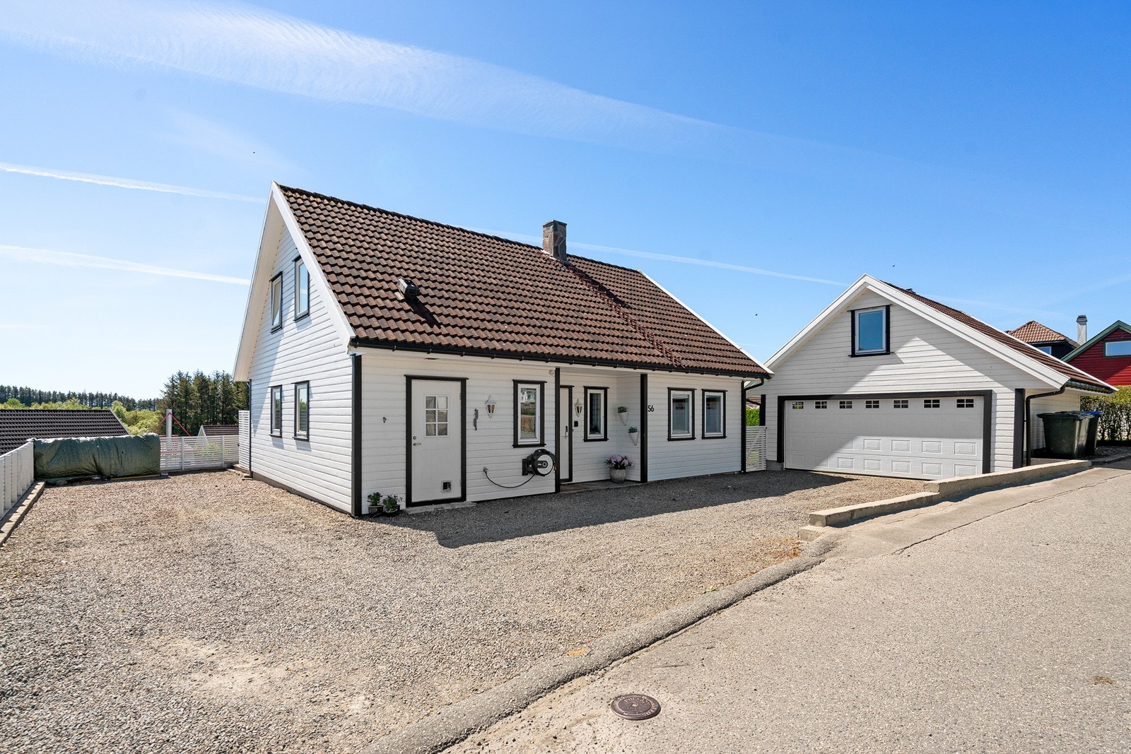 Innholdsrik enebolig fordelt over 2 etasjer. Parkering i dobbel garasje eller i romslig gårdsrom. Galleribilde
