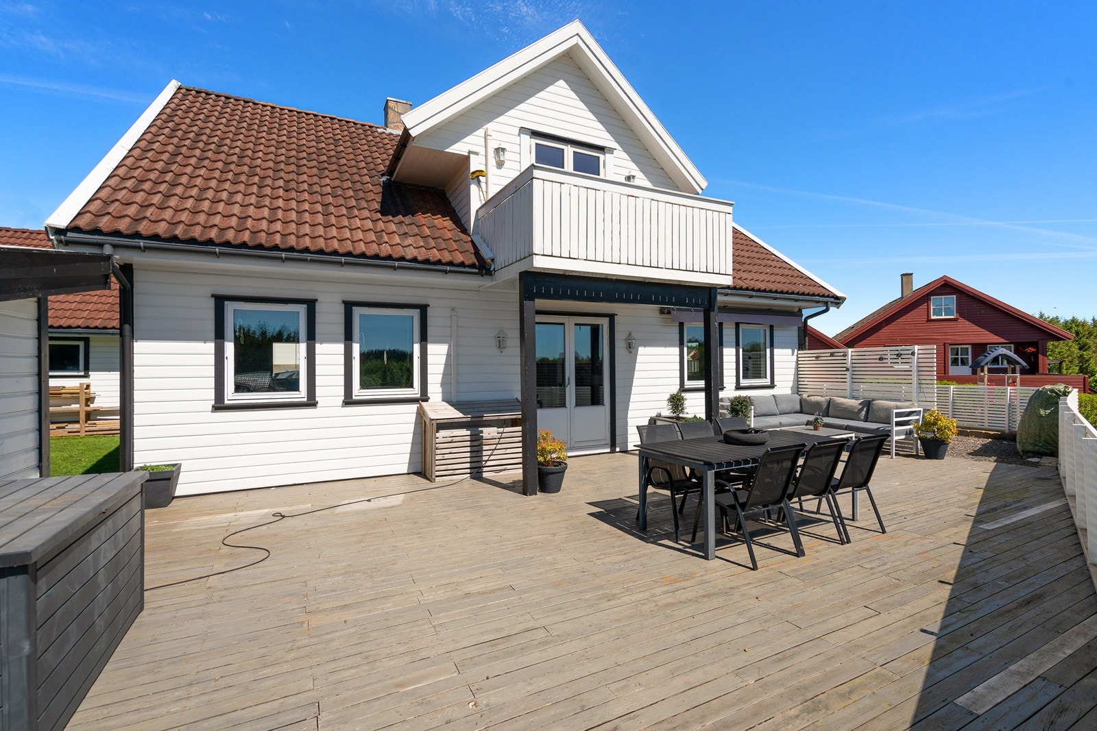 Stor solrik terrasse vendt mot sørvest. Galleribilde