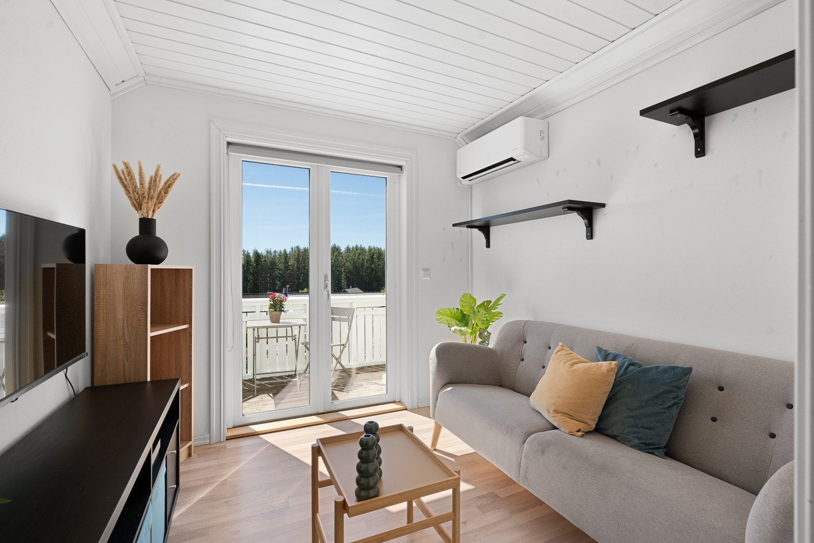 Loftstue med utgang til balkong. Galleribilde