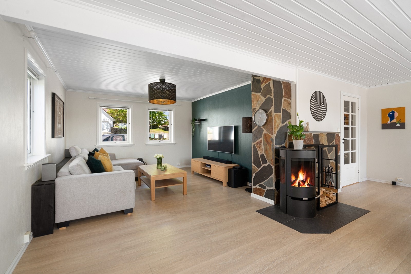 Romslig stue med flere innredningsmuligheter. Galleribilde