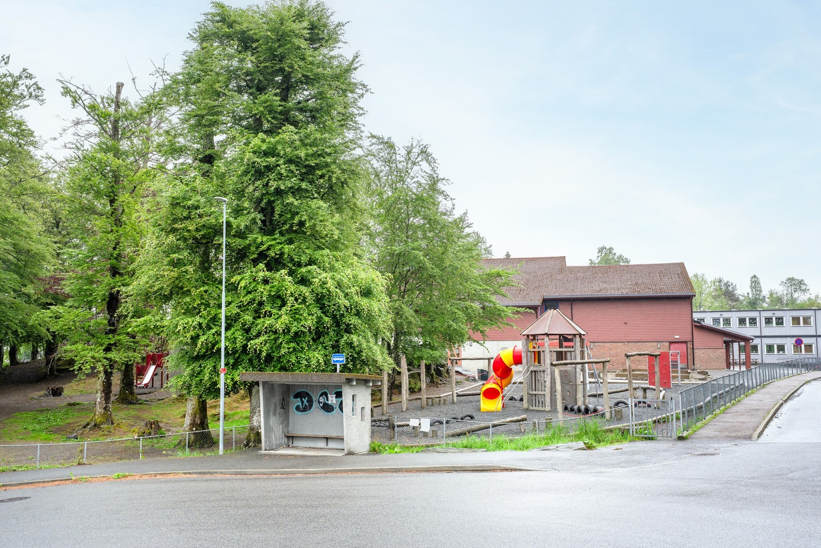 Det er kun 2 minutters gangavstand til nærmeste bussholdeplass, hvor også Florvåg barneskole ligger. Galleribilde