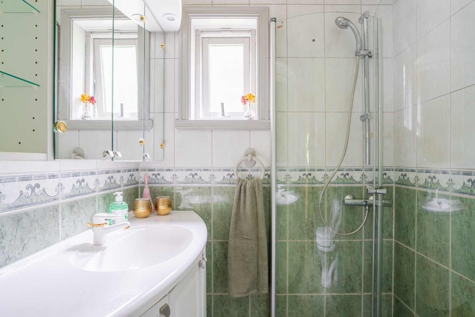 Badet måles til 3 kvm. og er helfliset med underliggende varmekabler. Galleribilde