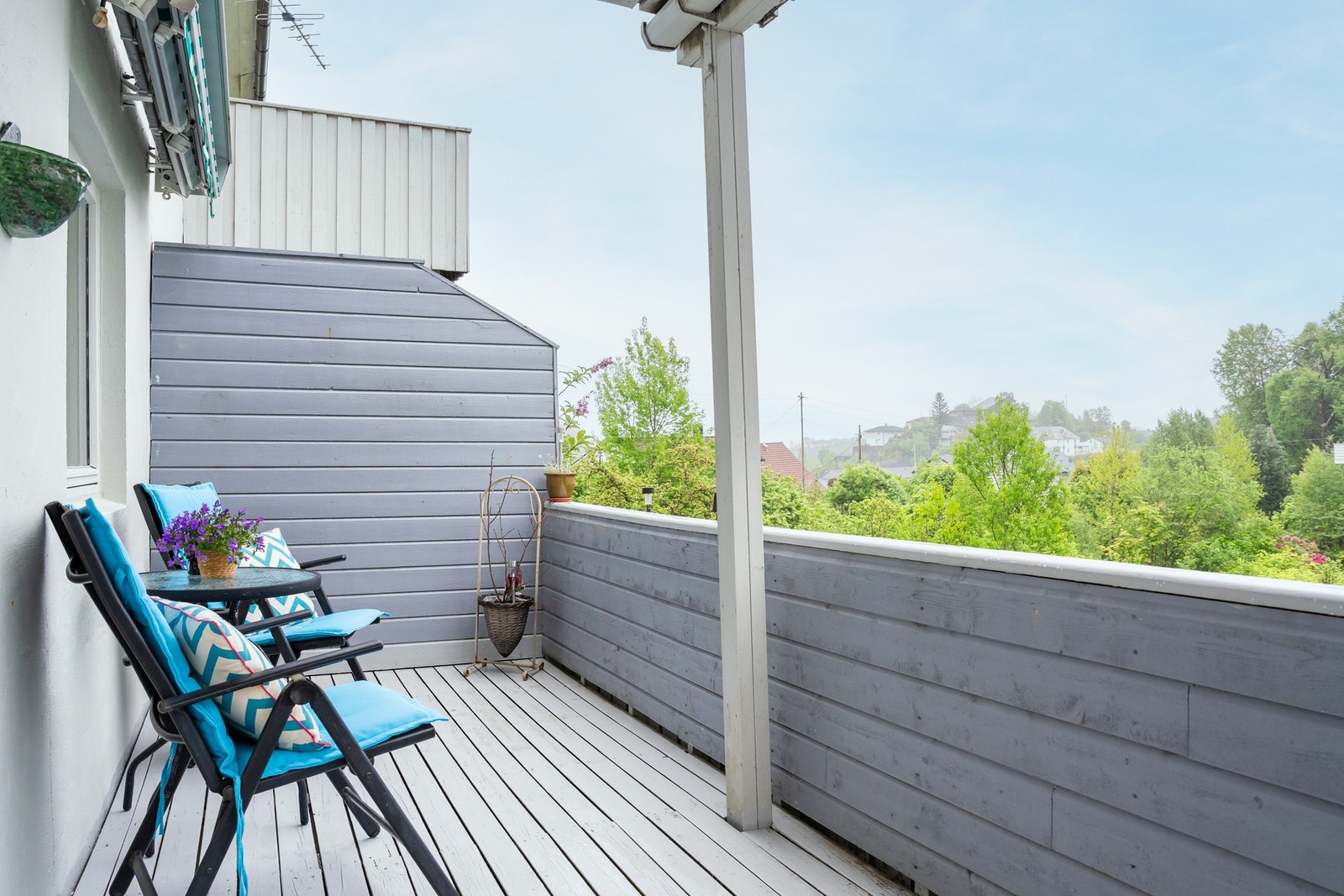 Her har du en stor sørvendt balkong med gode solforhold og utsikt! Her kan du se inn til Bergen sentrum og til flere av byfjellene som Ulriken, Fløyfjellet og Lyderhorn. Galleribilde