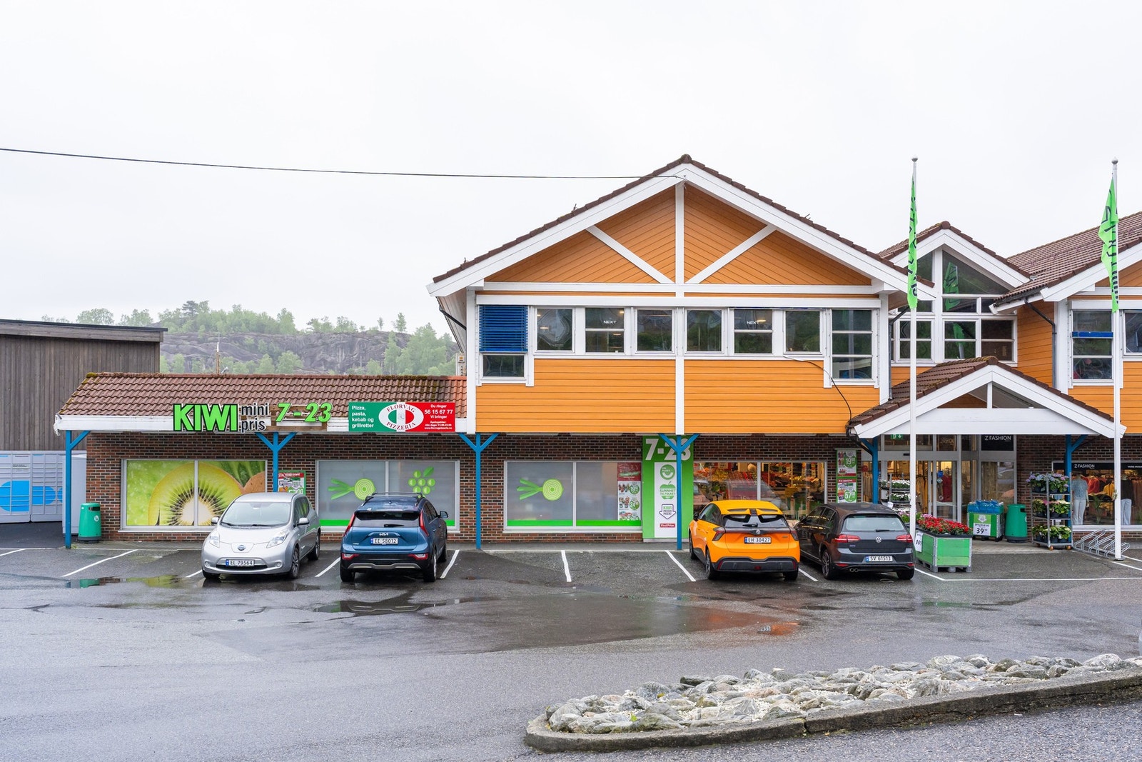 Beveger vi oss ned Florvågbakken kommer vi også til Florvåg senter hvor det er Kiwi dagligvarebutikk, og like ved ligger det også en barnehage. Galleribilde