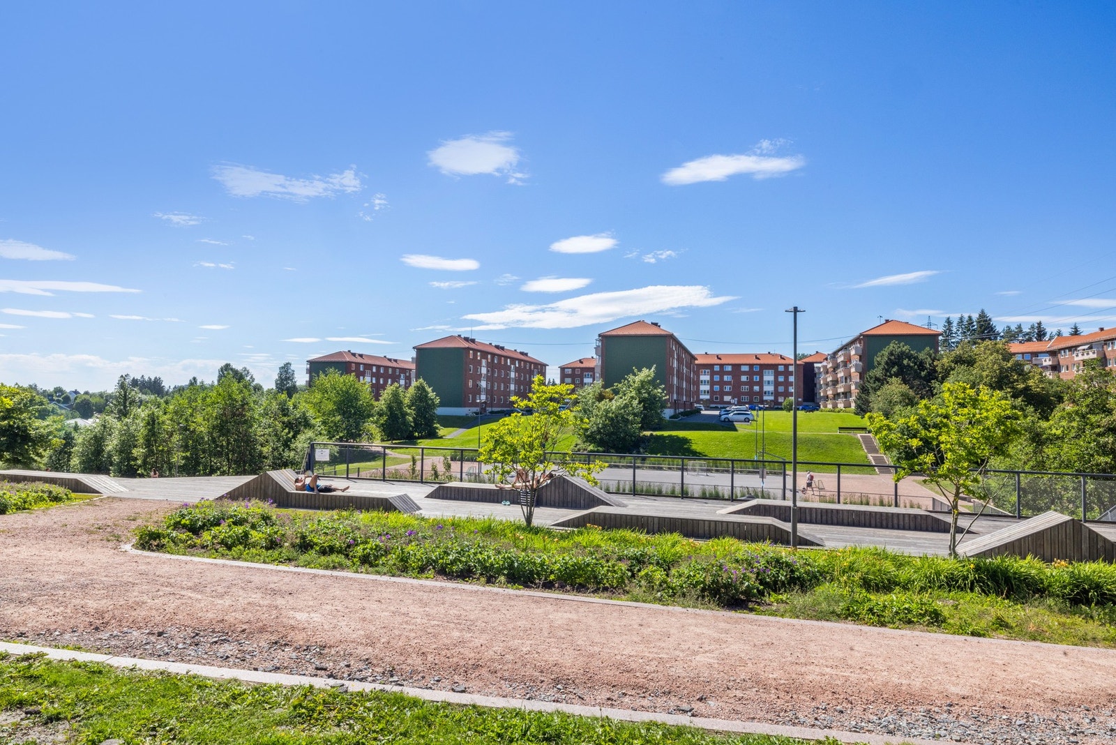 En av områdets store kvaliteter er Bjerkedalen park, som ligger i kort avstand fra boligen. Parken er et populært samlingspunkt med store grøntarealer, andedam, lekeplasser, aktivitetsområder, kafé og flotte turveier langs Hovinbekken. Galleribilde