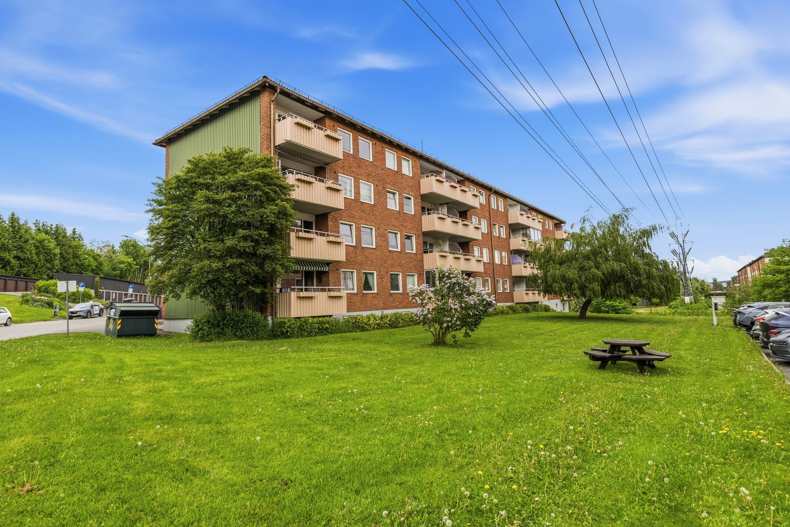 Fasade - Boligen har en attraktiv beliggenhet i et rolig, grønt og familievennlig boligområde på Bjerke. Galleribilde