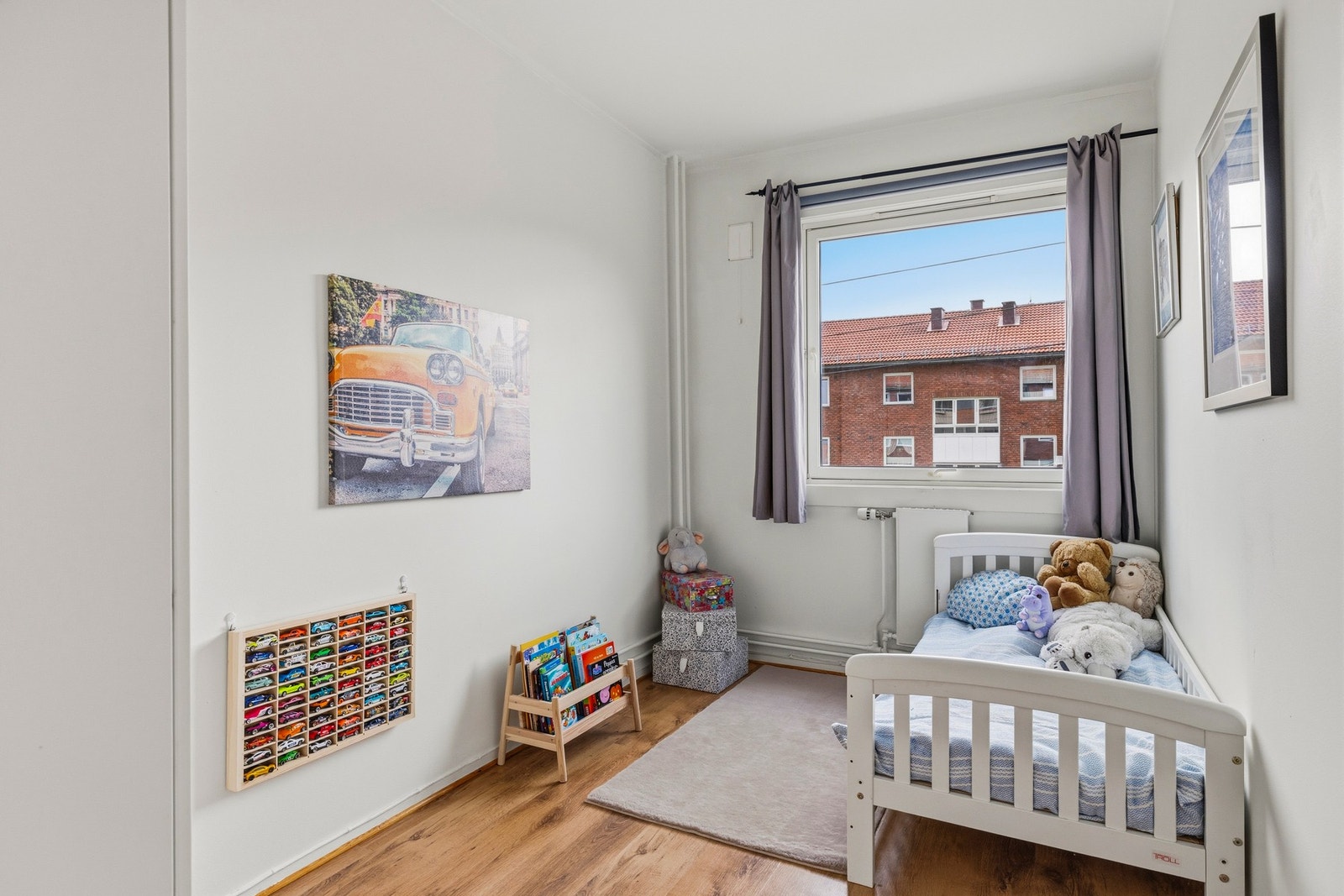 Soverom to er også av god størrelse. Her har du plass til seng, nattbord, skrivebord og garderobeskap. Galleribilde