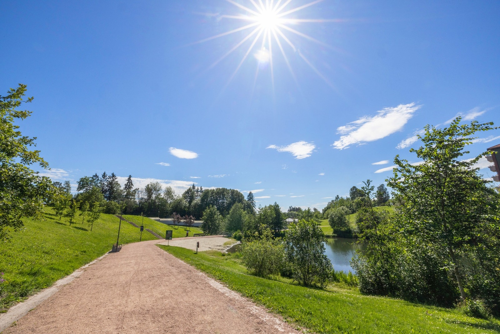 Dette er et område som kombinerer rolige og grønne omgivelser med nærhet til servicetilbud, kollektivtransport og gode fritidsmuligheter. Galleribilde
