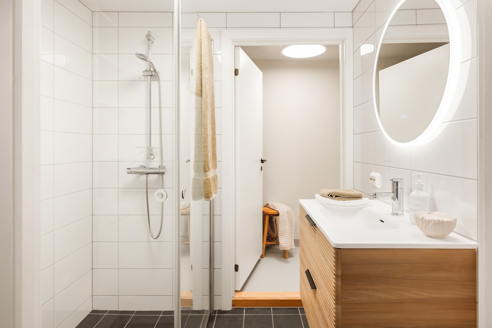 Videre inn fra badet kommer man til vaskerommet Galleribilde