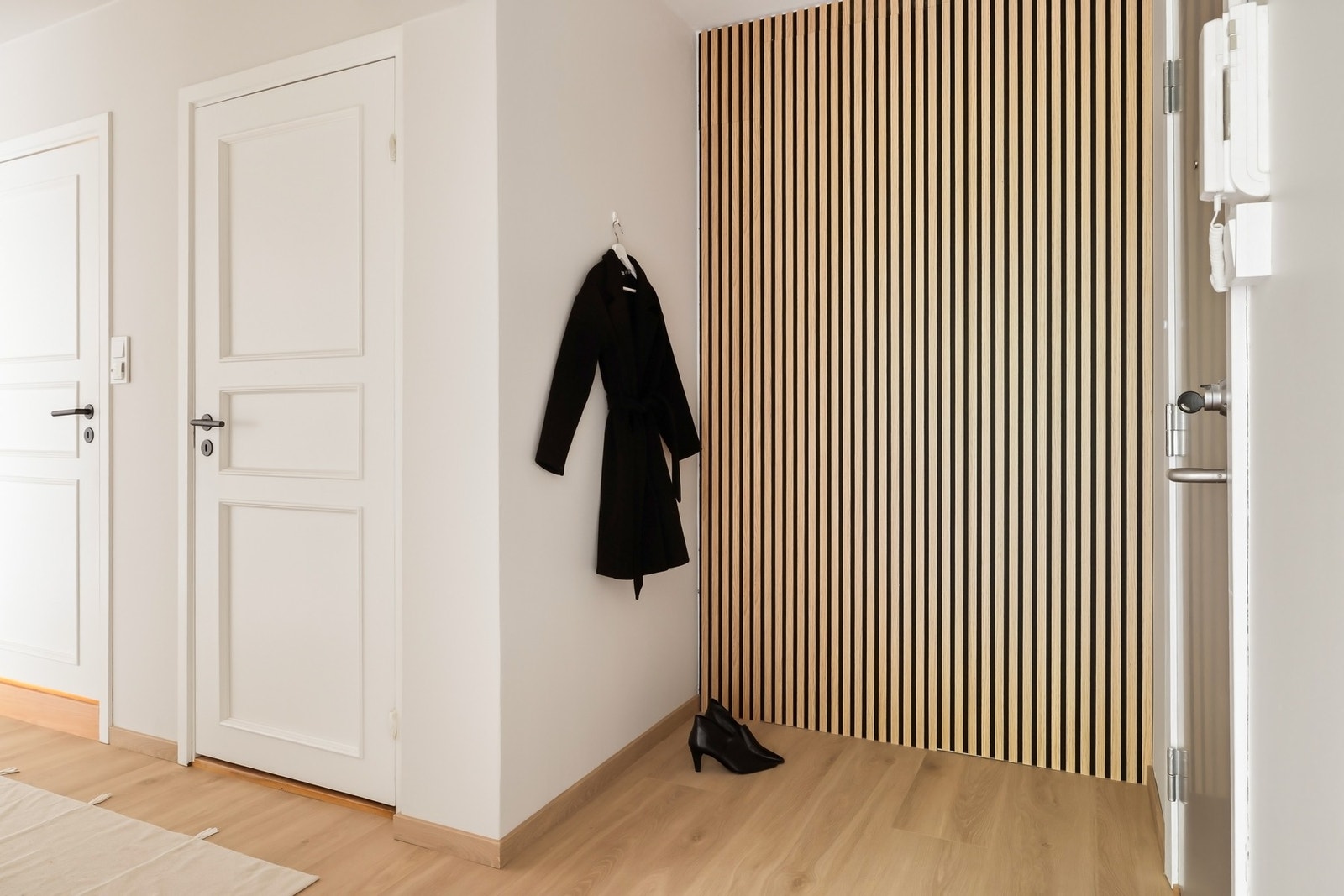 Entréen er lys og romslig med god plass til oppbevaring av sko og tøy Galleribilde