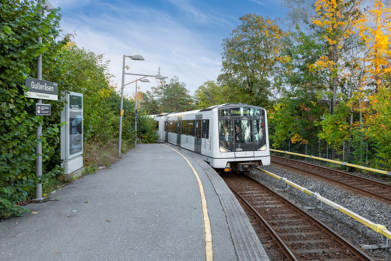 Gulleråsen T-banestasjon ligger i kort gangavstand og gir enkel forbindelse mot Slemdal, Vinderen, Majorstuen og Oslo sentrum. Galleribilde
