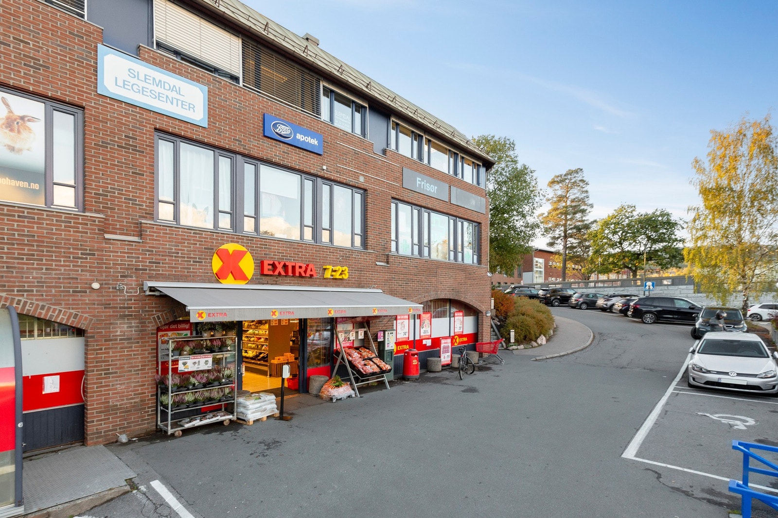 Slemdal senter ligger i nærområdet og byr på praktiske servicetilbud som dagligvare, apotek, frisør og legekontor. Galleribilde