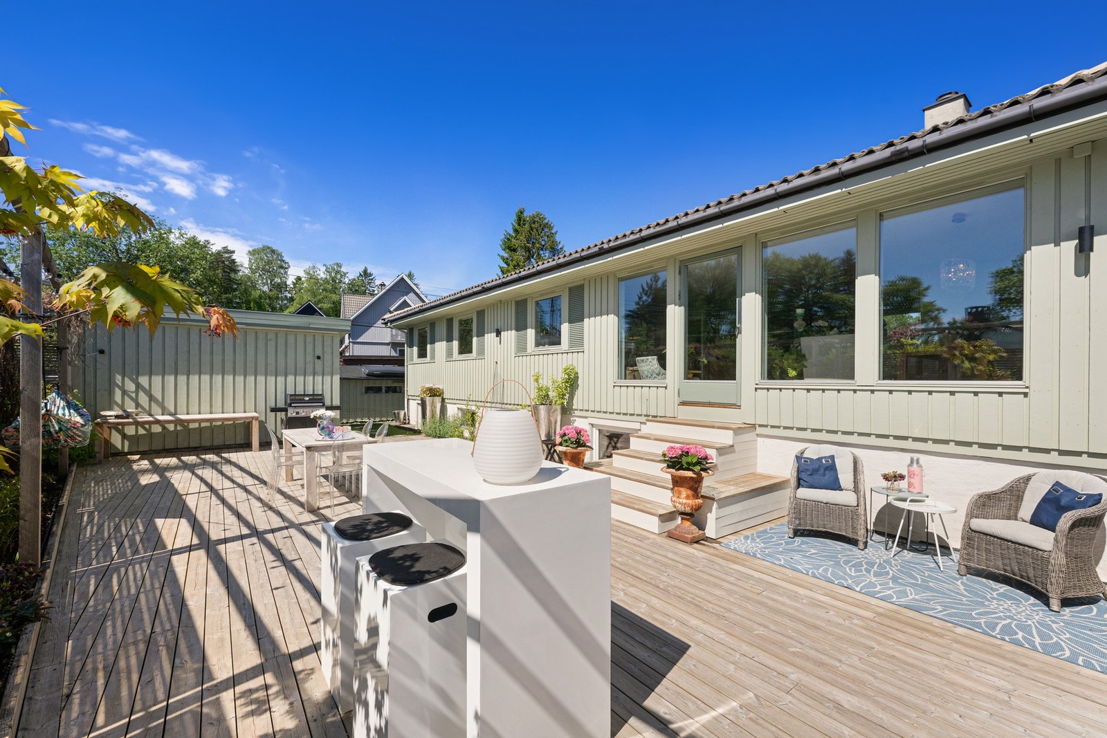 Den store markterrassen fungerer som en naturlig forlengelse av stue og kjøkken, perfekt for lange sommerdager hjemme. Galleribilde