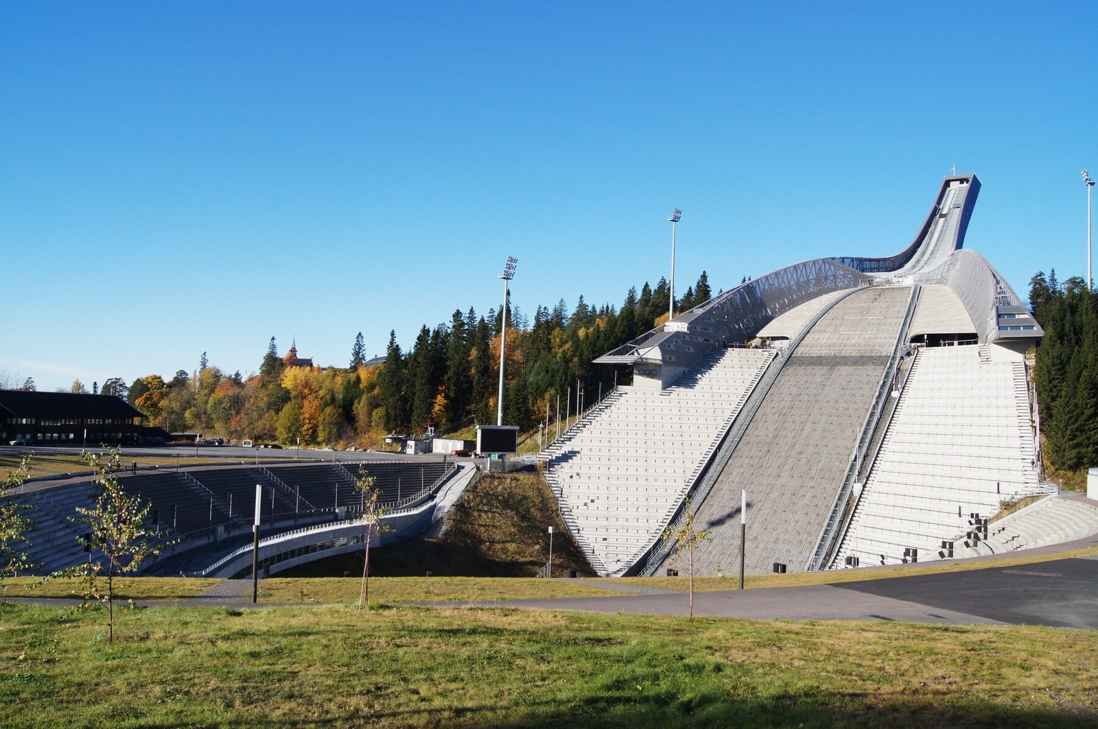 Holmenkollen nasjonalanlegg ligger i nærheten og byr på unike idrettsopplevelser, turmuligheter og aktiviteter gjennom hele året. Galleribilde