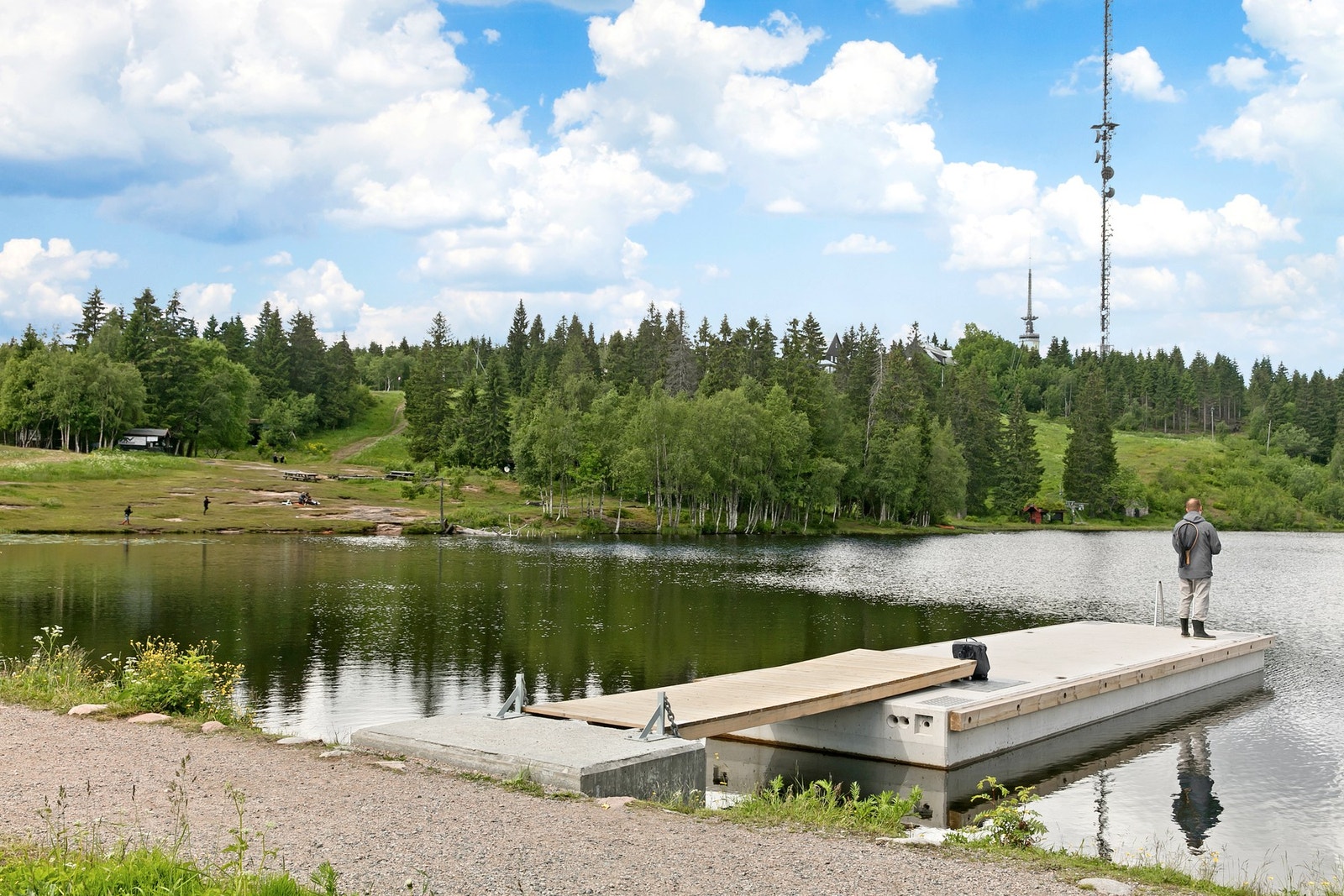 Øvresetertjern er et idyllisk turmål i Nordmarka, med bademuligheter, gressområder, benker og fine steder for piknik på varme dager. Galleribilde