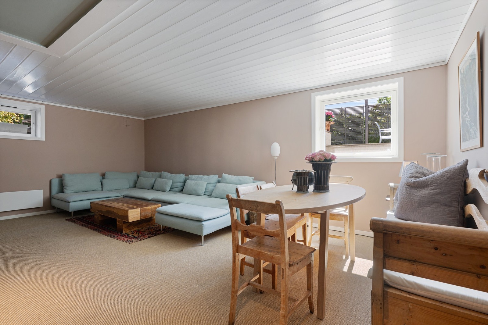 Kjellerstuen er romslig og hyggelig innredet, med plass til både sofagruppe og spisebord slik rommet brukes i dag (Rommet er angitt som tilleggsdel på godkjente tegninger, og er ikke godkjent for varig opphold.) Galleribilde