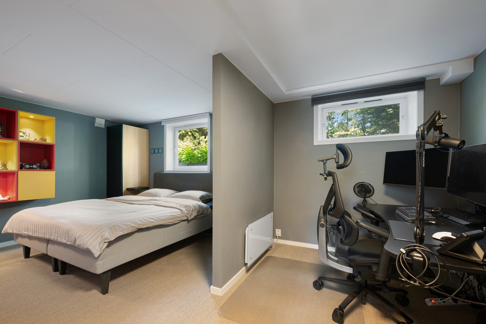 Disponibelt rom i underetasjen, i dag innredet med soveplass og arbeidsstasjon. Rommet gir god fleksibilitet for familien. (Rommet er angitt som tilleggsdel på godkjente tegninger, og er ikke godkjent for varig opphold.) Galleribilde