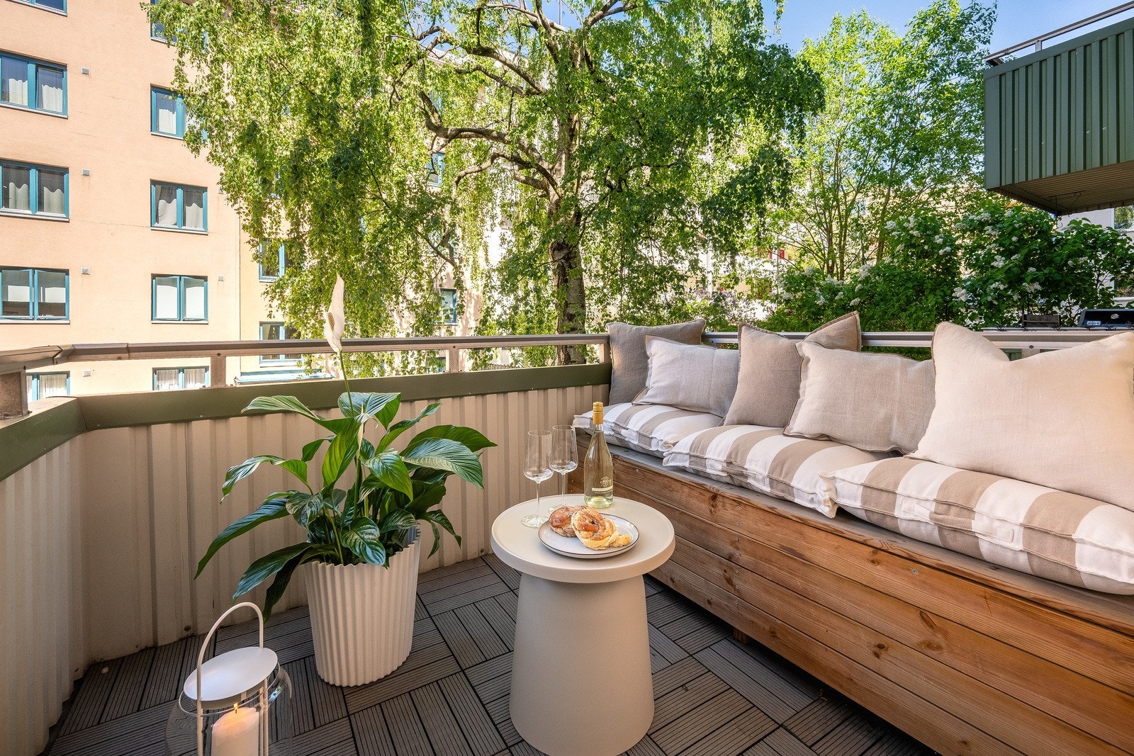 Balkongen på ca. 4,4m² kan enkelt innredes med en hyggelig sittegruppe og grill, noe som gjør at den egner seg godt for sosiale sammenkomster Galleribilde