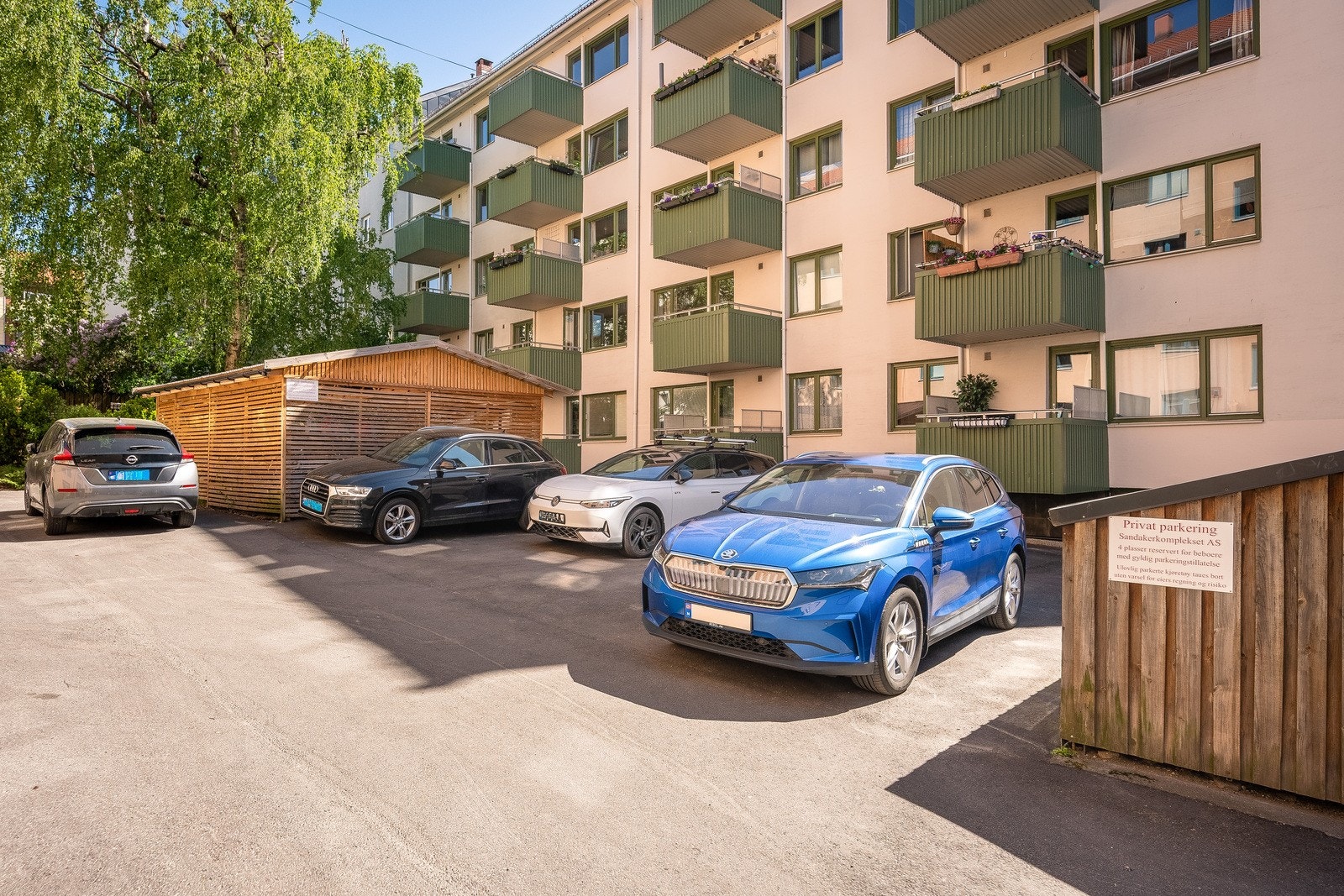 Aksjelaget har 4 parkeringsplasser som leies ut til beboere Galleribilde