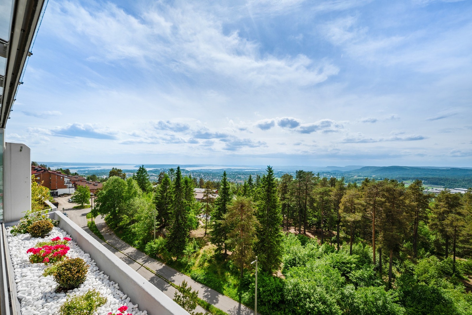 Fra balkongen kan man nyte en imponerende utsikt over Oslo by og Oslofjorden. Galleribilde