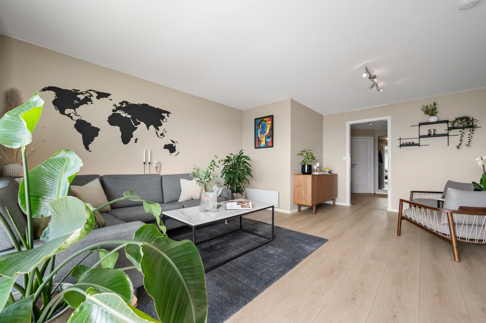 Stuen er lys og romslig, med god plass til ønsket møblering og fleksible innredningsmuligheter. Galleribilde