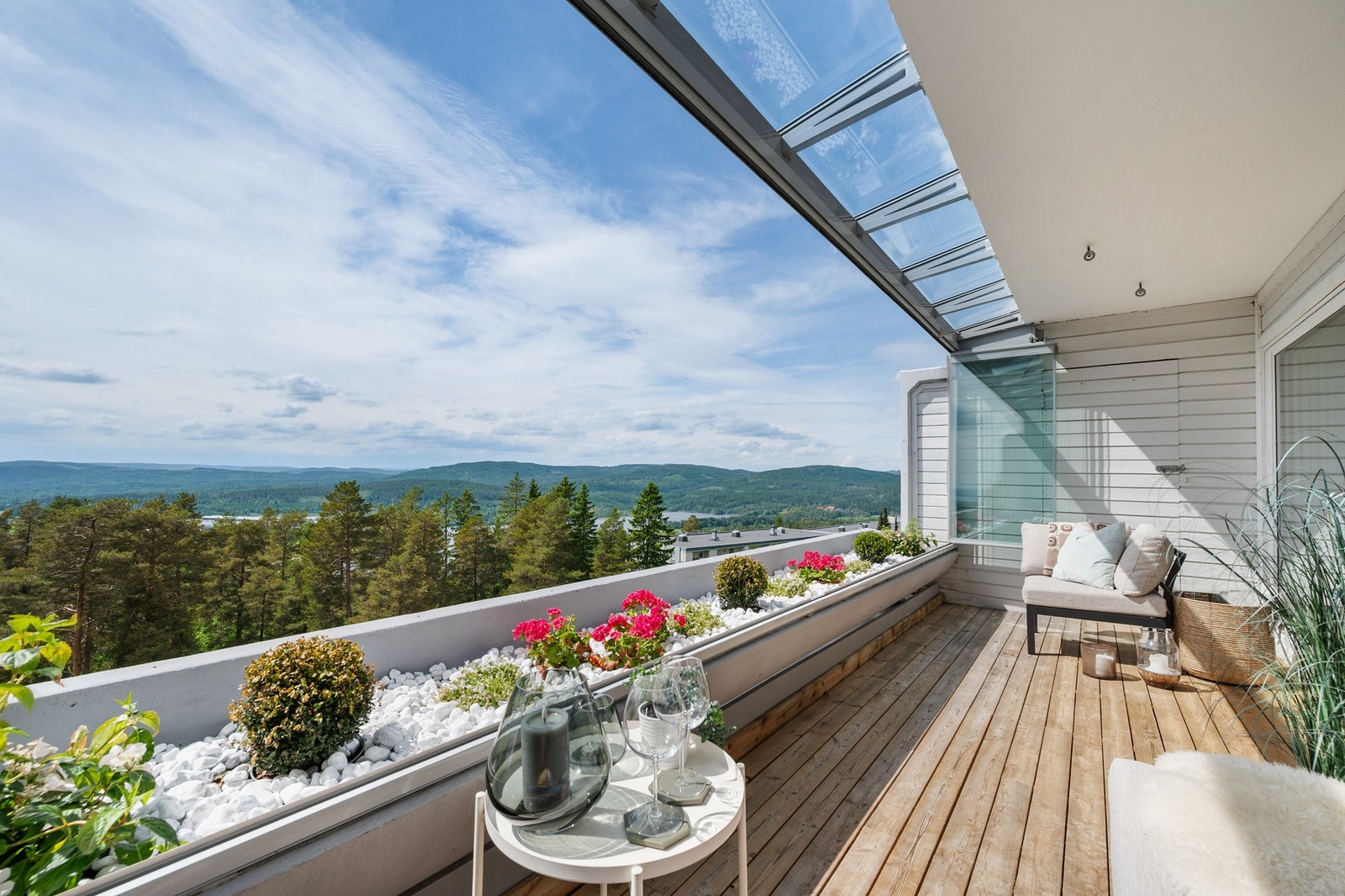 Terrassen har utebelysning, utvendig stikkontakt og en utvendig bod på 2 m2. Galleribilde