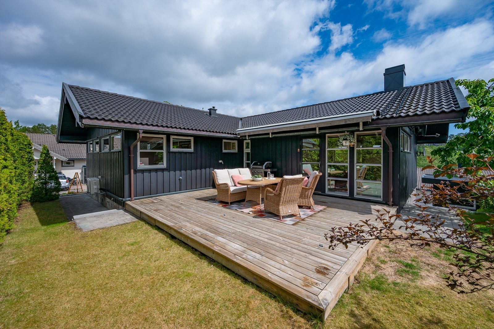 Stor og usjenert terrasse med direkte utgang fra stuen. Det samlede terrasse- og balkongarealet er på 50 m². Galleribilde