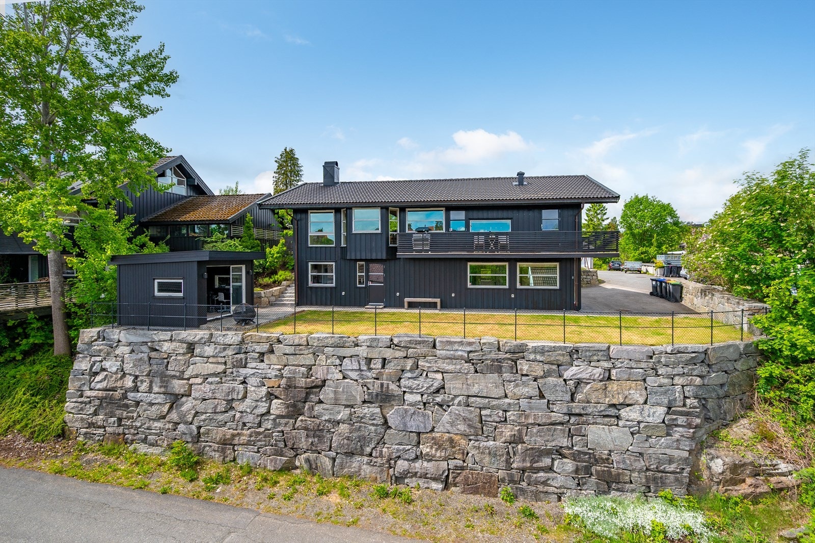 Eiendommen ligger i et etablert boligfelt på nordre Kirkefjell, med kort vei til Birkenlund skole. Galleribilde