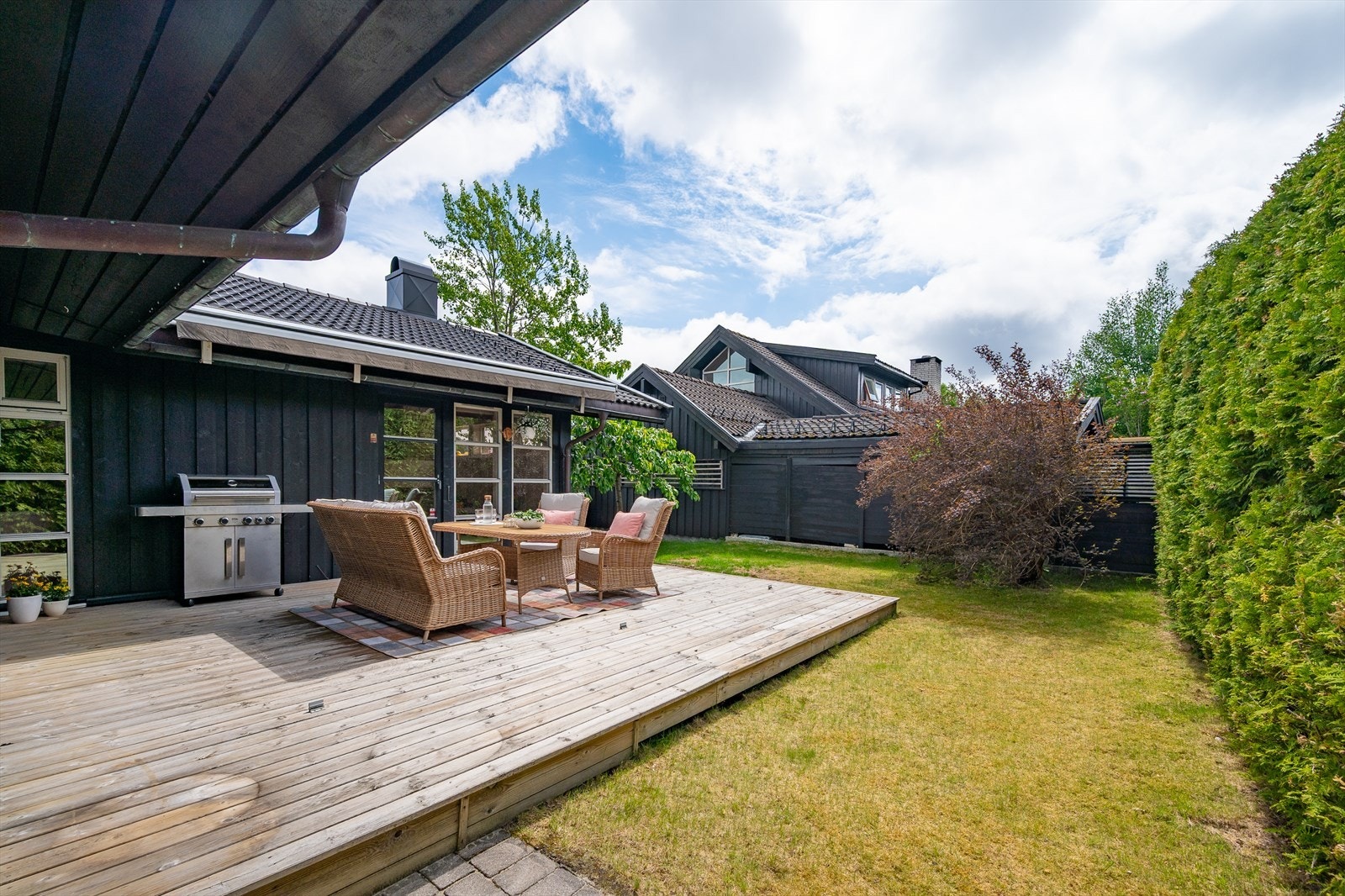 Den store terrassen er et perfekt samlingssted, med god plass for utemøbler og grill. Galleribilde